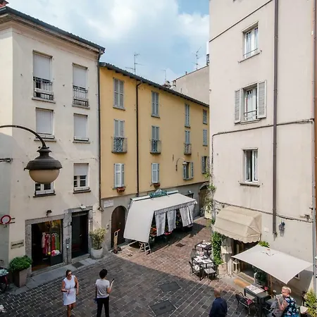 Food's Square - By House Of Travelers - * Como